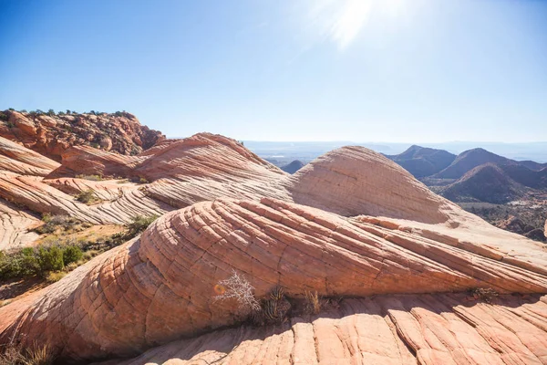 Utah, ABD 'de kumtaşı oluşumları. Yant kayalıkları düzleştirir..