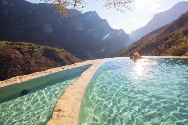 Meksika 'da Las Grutas De Tolantongo' da doğal termal havuzlarda dinlenen turistler