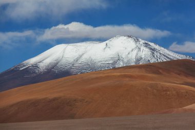 Kuzey Şili 'nin fantastik manzaraları, Atacama Çölü. Güzel, ilham verici doğal manzaralar. Yüksek dağlarda Kalgaspores.