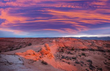 Utah, ABD 'de kumtaşı oluşumları. Güneş doğarken olağandışı manzaralar..