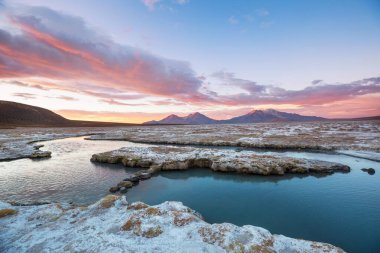 Kuzey Şili 'nin fantastik manzaraları, Atacama Çölü. Güzel, ilham verici doğal manzaralar. Yüksek dağlarda Kalgaspores.