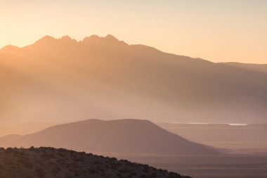 Roosevelt Gölü 'nün etrafındaki tepeler ve kayalıklar Orta Arizona' da bahar mevsiminde. Arizona, ABD