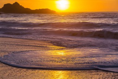 Okyanus sahili gün batımında doğal arka plan için