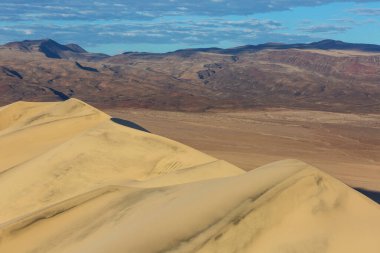 Ölüm Vadisi Ulusal Parkı 'ndaki Eureca kum tepeleri, Kaliforniya, ABD. Güzel doğa manzaraları gündoğumu arka planında seyahat eder