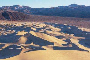 Ölüm Vadisi Ulusal Parkı 'ndaki Eureca kum tepeleri, Kaliforniya, ABD. Güzel doğa manzaraları gündoğumu arka planında seyahat eder