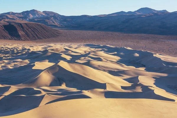 Ölüm Vadisi Ulusal Parkı 'ndaki Eureca kum tepeleri, Kaliforniya, ABD. Güzel doğa manzaraları gündoğumu arka planında seyahat eder