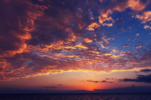 Sonnenuntergang an der Meeresküste — Stockfoto