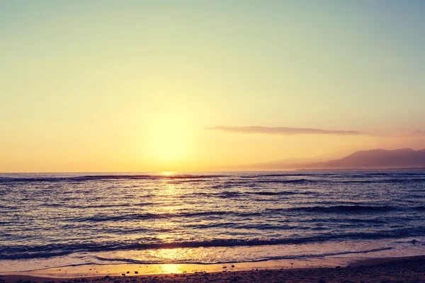 Sonnenuntergang an der Meeresküste — Stockfoto