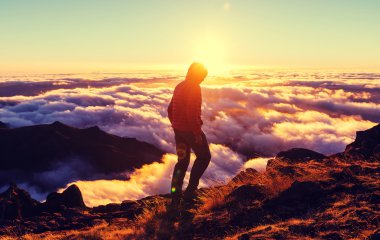 Adam bulutların üstünde