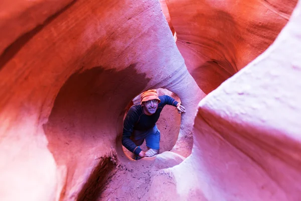 Uomo a Slot canyon, Utah — Foto Stock