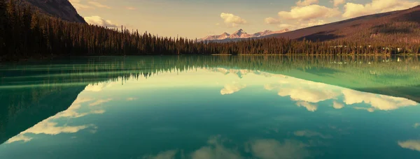 Serenity Emerald-tó a Yoho Nemzeti Park — Stock Fotó