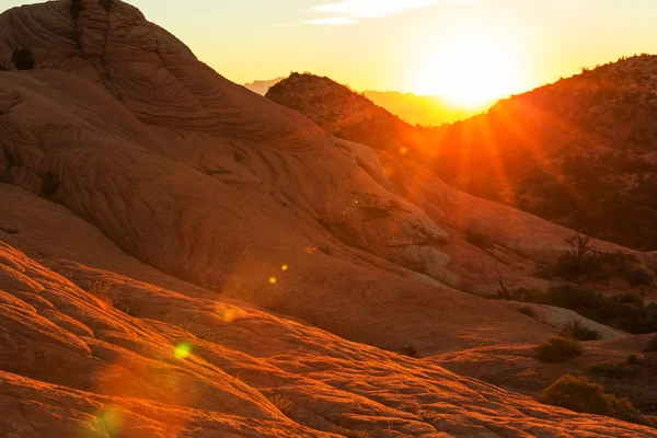 Pôr do sol brilhante nas montanhas — Fotografia de Stock