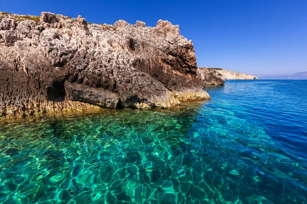 Skalnaté pobřeží v Řecku — Stock fotografie
