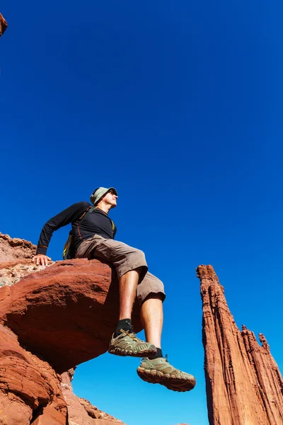 Mann sitzt auf Klippe — Stockfoto