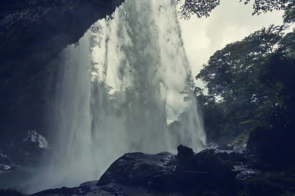 Cachoeira na selva do México — Fotografia de Stock