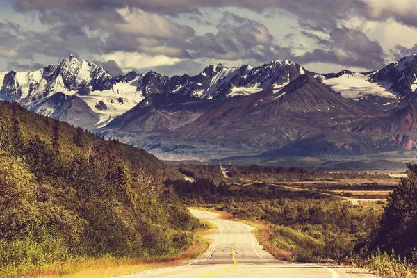 Βουνά στην Αλάσκα και την οδική — Φωτογραφία Αρχείου
