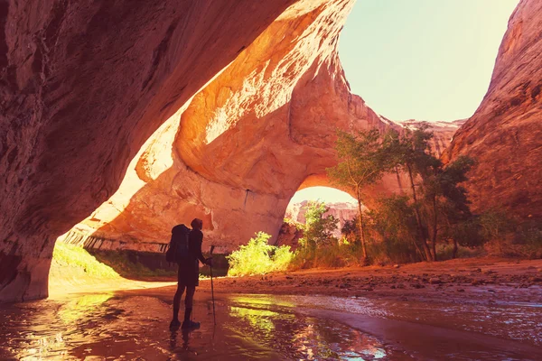 Homem viajar em Jacob Hamblin Arch — Fotografia de Stock