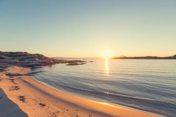 Hermosa playa durante el amanecer — Foto de Stock