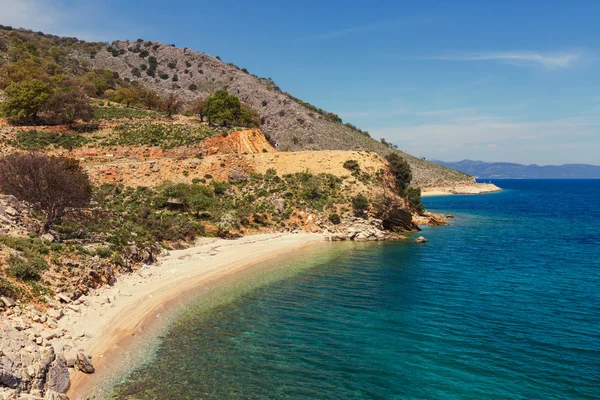 Скалистое побережье Греции — стоковое фото