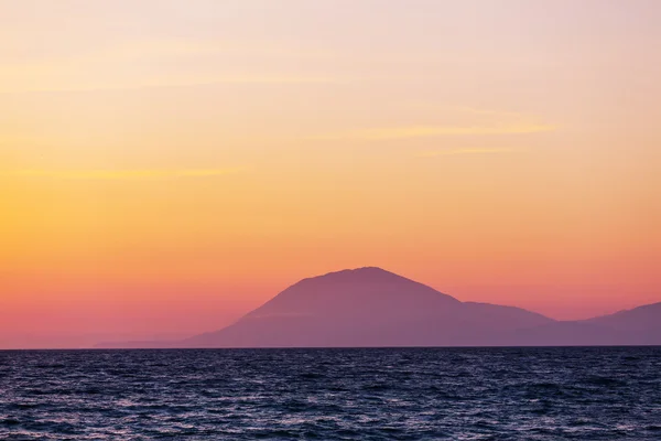 Solnedgång på Grekland kusten — Stockfoto