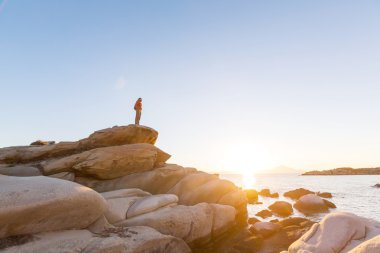 Adam sırf cliff üzerinde