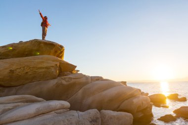 Adam sırf cliff üzerinde