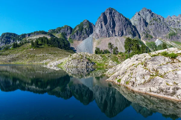 Ann göl ve dağ Shuksan — Stok fotoğraf
