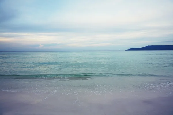 Spiaggia sabbiosa dell'oceano — Foto Stock