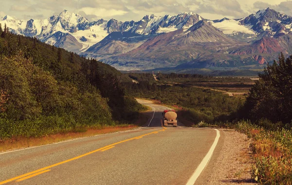 Autobahn und Berge in alaska — Stockfoto