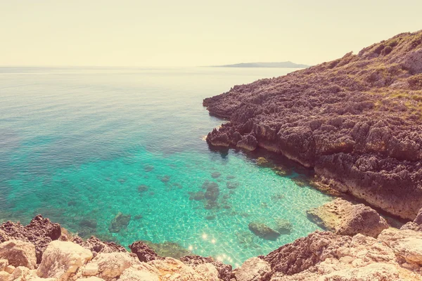 ギリシャの岩の多い海岸線 — ストック写真