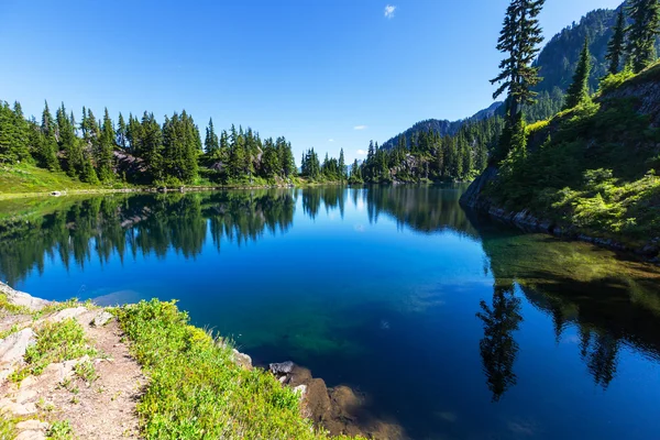 Lago da serenidade em montanhas — Fotografia de Stock