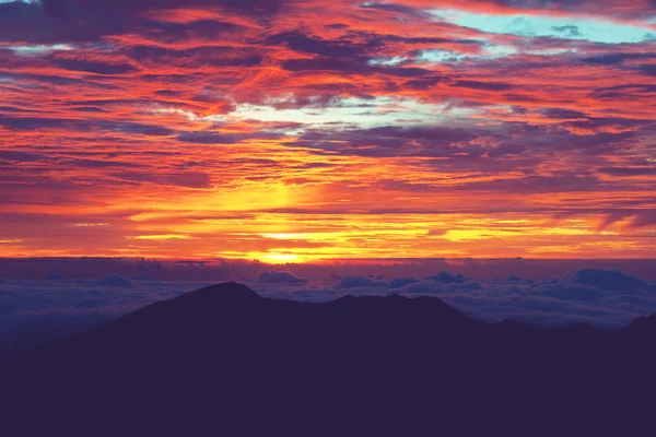 色鮮やかな夕焼けの山 — ストック写真