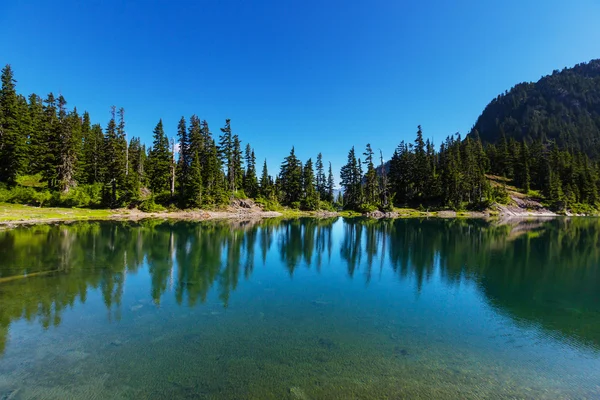 Lago da serenidade em montanhas — Fotografia de Stock