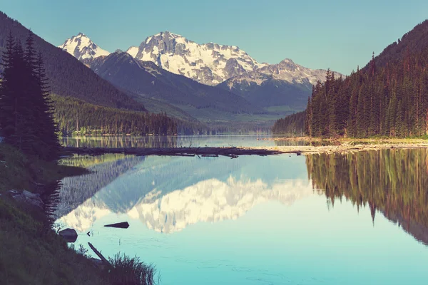 Lago de la serenidad en Canadá — Foto de Stock