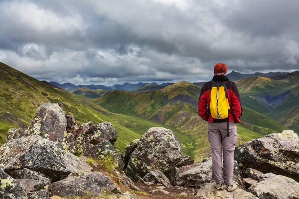 Hiking man in mountains — Stock Photo, Image