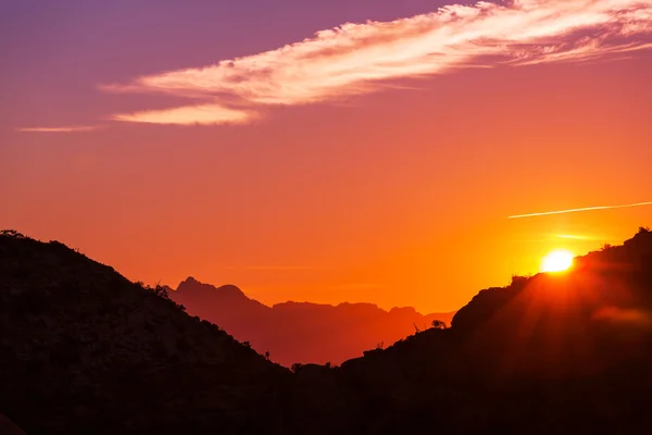 Berg i färgglada sunset — Stockfoto