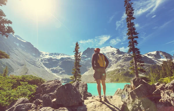 Escursionismo uomo in montagna — Foto Stock