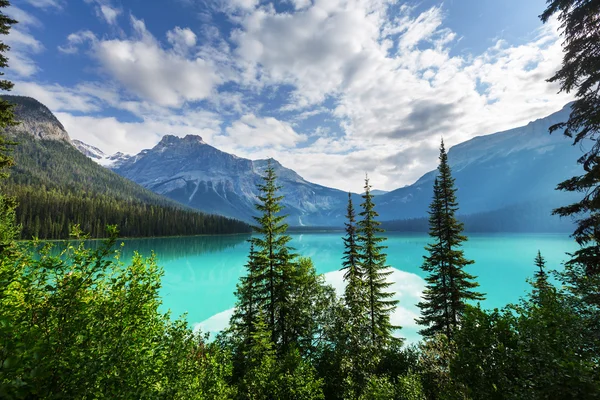 Serenidad Lago Esmeralda — Foto de Stock