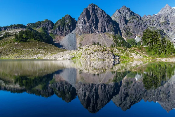 Ann lake and mountain Shuksan — Stock Photo, Image