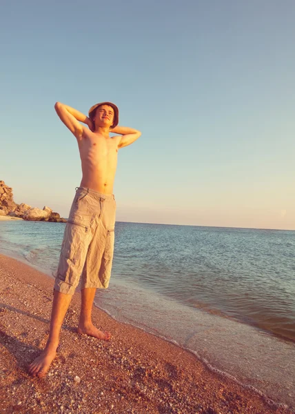 Jongen op zandstrand — Stockfoto