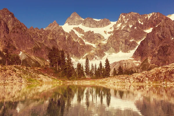 Ann jeziora i góry Shuksan — Zdjęcie stockowe