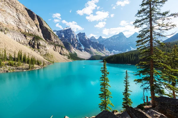 Beautiful Moraine lake — Stock Photo, Image