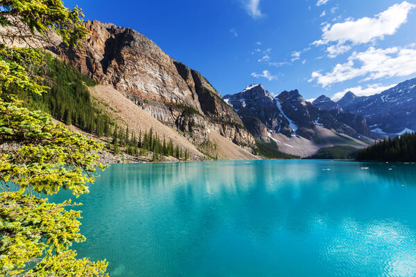 Красивое озеро Морейн
