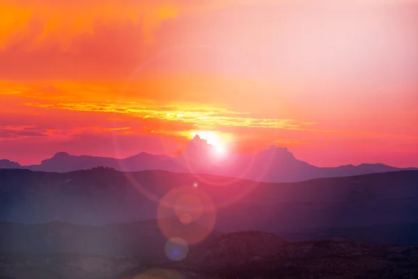Dağlarda fantastik günbatımı — Stok fotoğraf