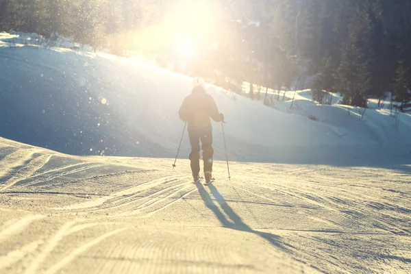 Esquiador masculino em pista — Fotografia de Stock