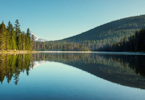 Bellissimo lago di montagna — Foto Stock