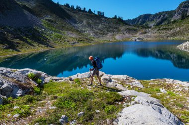 Ann lake yakınındaki adam hiking