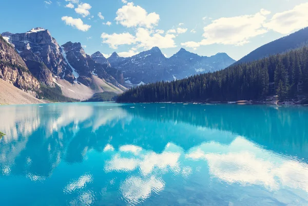 Jezioro Moraine w Parku Narodowym Banff — Zdjęcie stockowe