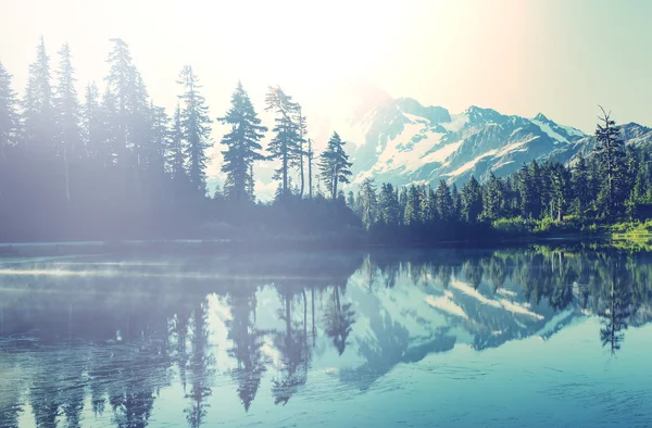 Obrázek horské jezero — Stock fotografie