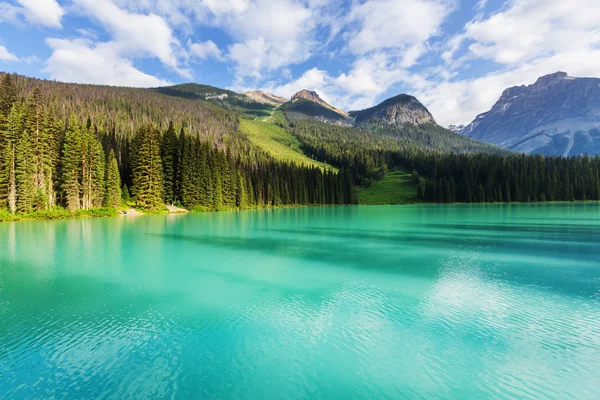 Serenity smaragdové jezero — Stock fotografie